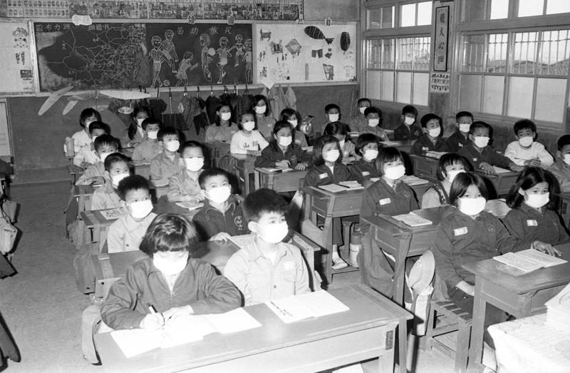 早期台北市松山國小學童每日身陷附近工廠排放廢氣汙染的空氣當中，1979年3月9日學童戴起口罩做出無言的抗議。圖／聯合報系資料照片