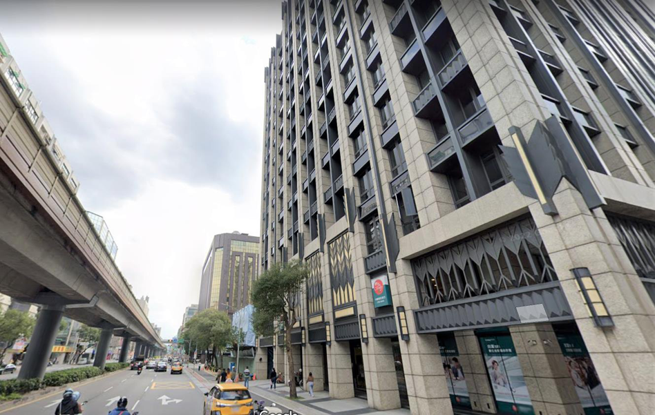 北市中山區「貝森朵夫」11樓戶交易，原屋主2013年以1.45億元買入，去年12月以1.17億元出售，持有9年賠2792萬。圖／取自google地圖