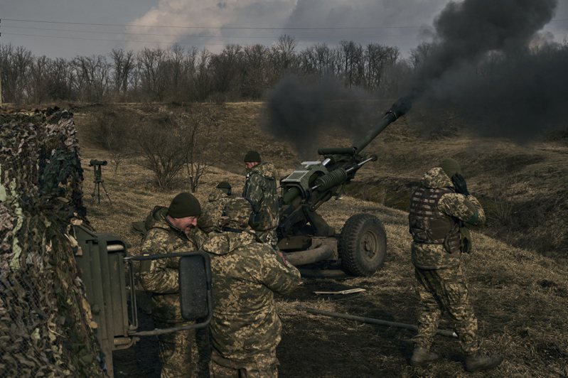 烏克蘭巴赫姆特守軍7日向俄軍開砲。美聯社