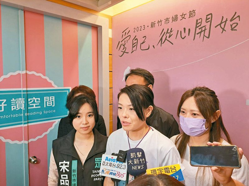 新竹市長高虹安（中）指出，她會率先體驗凍卵補助政策。記者王駿杰／攝影