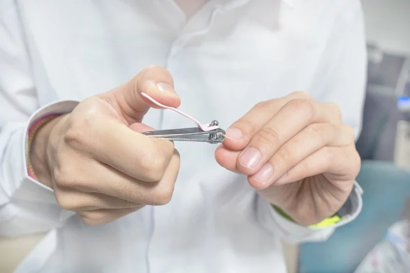 指甲剪太短，或是用小工具去刮甲溝，都會增加發生甲溝炎的風險。 圖／123RF