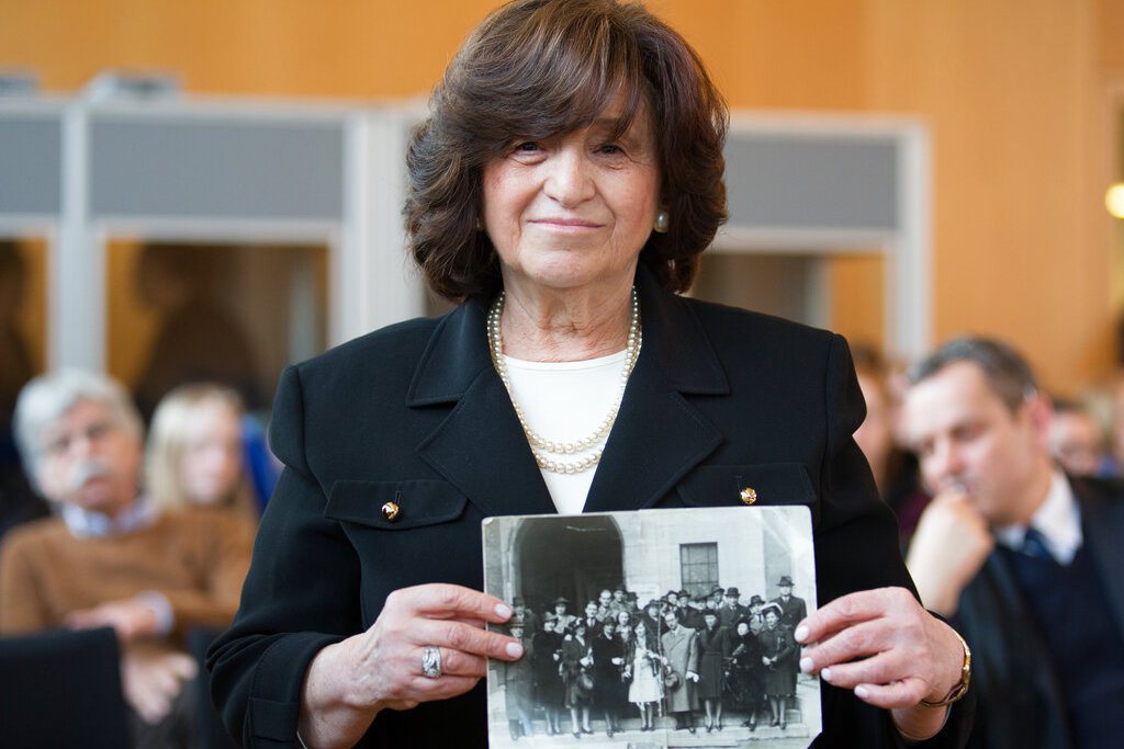 故事中的母親Angela Orosz參與納粹軍蓋世太保（Nazi SS guard）的審判時拿著父母的照片。 圖／美聯社
