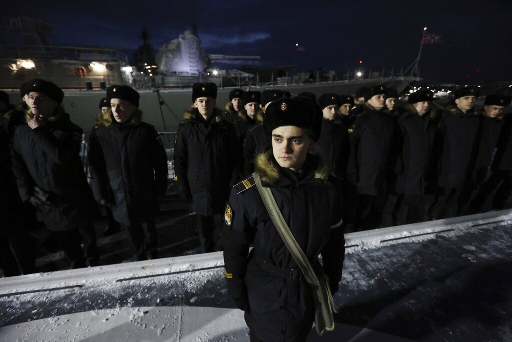 北方艦隊戈爾什科夫海軍元帥級巡防艦上的官兵正在準備執行任務。 圖／美聯社