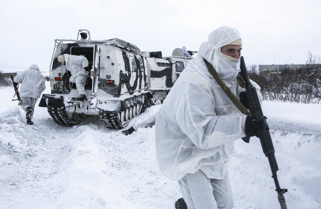 第80北極摩托化步兵旅士兵在莫曼斯克州進行演訓。 圖／美聯社