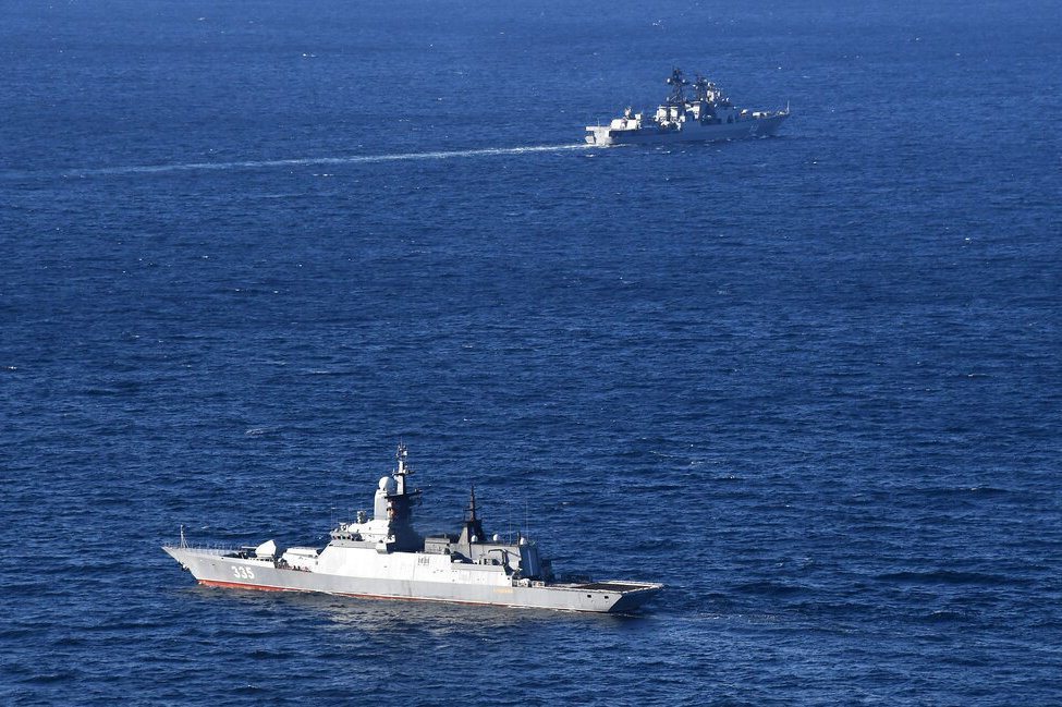圖為2021年中俄海軍軍演中，出現在東海的中俄船艦。 圖／美聯社