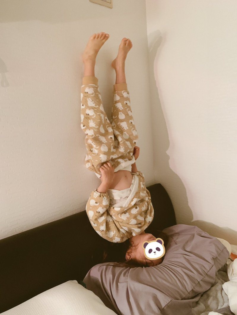 一位網友的女兒在睡覺前，突然在床上表演不撐手就能倒立的功夫。圖擷自twitter