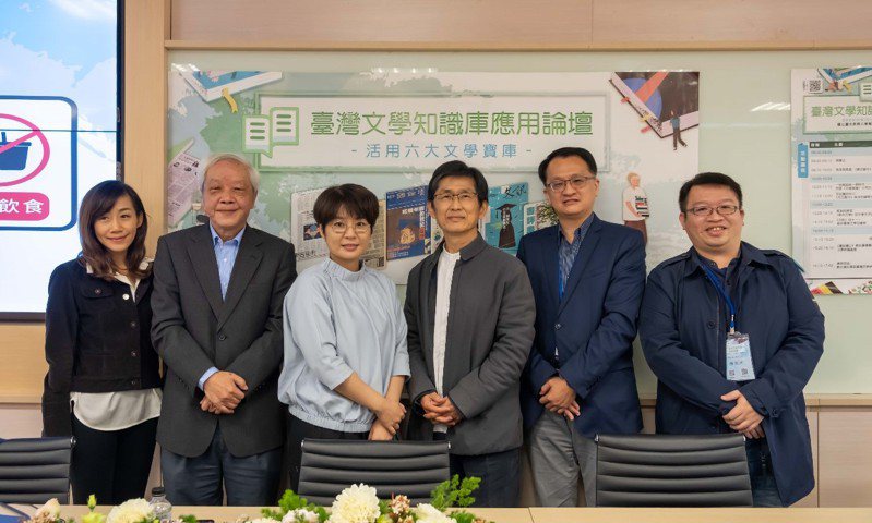 由左至右為作家郝譽翔、作家向陽、聯合線上總經理官振萱、陳義芝教授、楊宗翰副教授、陳允元助理教授。