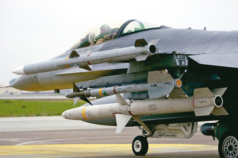 美國3月公布新一波對台軍售，包括100枚AGM-88B空對地反輻射飛彈。圖為F-16戰機由上至下掛載AIM-120、AIM-9、AGM-88三種飛彈。圖／美國空軍檔案照片