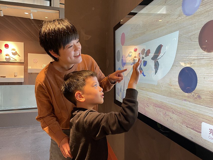 「硘仔鎮—鶯歌陶瓷歷史」設置多項數位互動面板，包括黏貼馬賽克、拼成花磚、彩繪坯，...