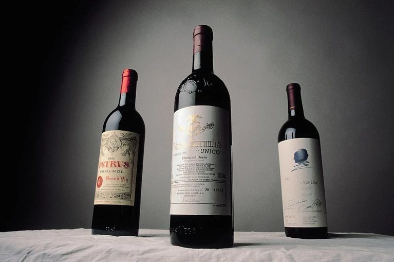 (由左至右)1981年Petrus、1962年Vega Sicilia Unico與1985 Opus One。Photo by Getty Images