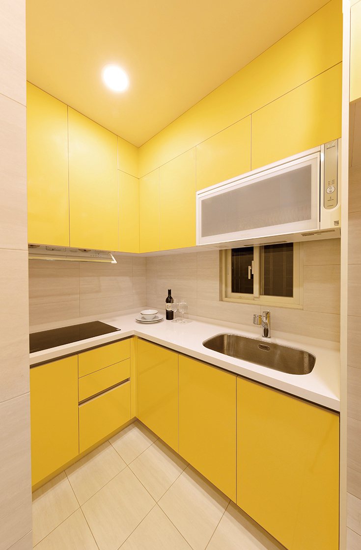 廚房的鮮豔亮黃色彩則將設計師觀察到屋主夫婦倆人開朗活潑的個性表露無遺，於是每一天...