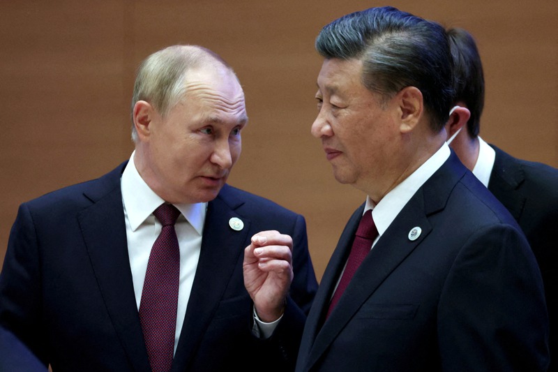 中共總書記習近平（右）在大陸全國「兩會」後是否出訪莫斯科會俄羅斯總統普亭（左），成為最大的懸疑。圖為2022年9月兩人在上海合作組織成員國峰會期間交談。路透