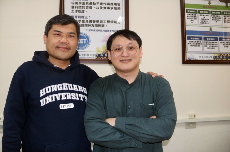 弘光科大生物醫學工程系系友黃軍浩（右）今年剛取得博士學位，回母校和系主任陳信介（左）分享這個好消息。圖／弘光科大提供