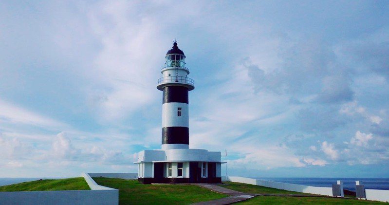 東吉嶼燈塔最初建於1911年，1938年重建鋼筋混凝土結構燈塔。圖／航港局提供