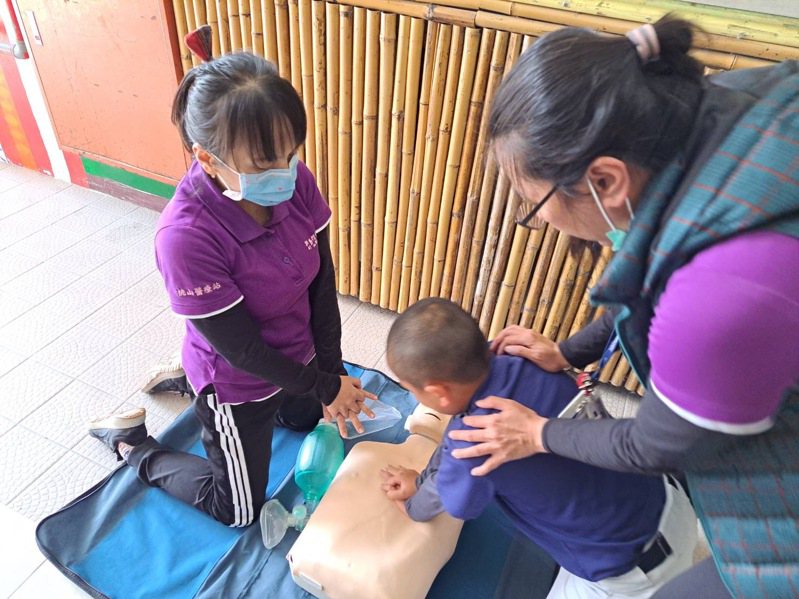新竹馬偕紀念醫院的桃山醫療站與五峰國小攜手合作辦理「CPR+AED急救宣導活動」，讓五峰國小師生對於CPR技巧及AED操作。圖/新竹馬偕醫院提供