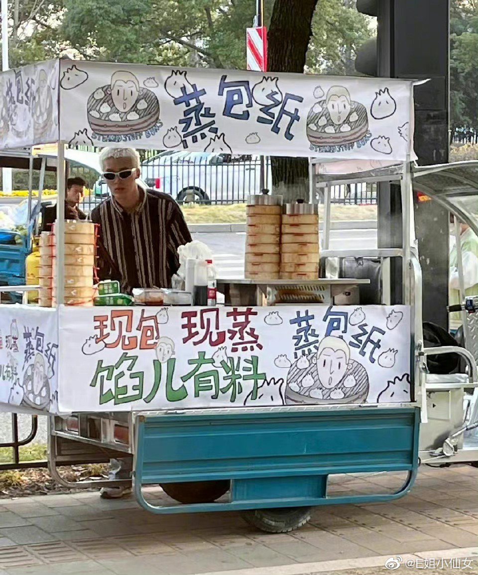 徐炳超被發現轉行成為街頭攤販，騎著餐車賣起現包現蒸的包子。圖／摘自微博