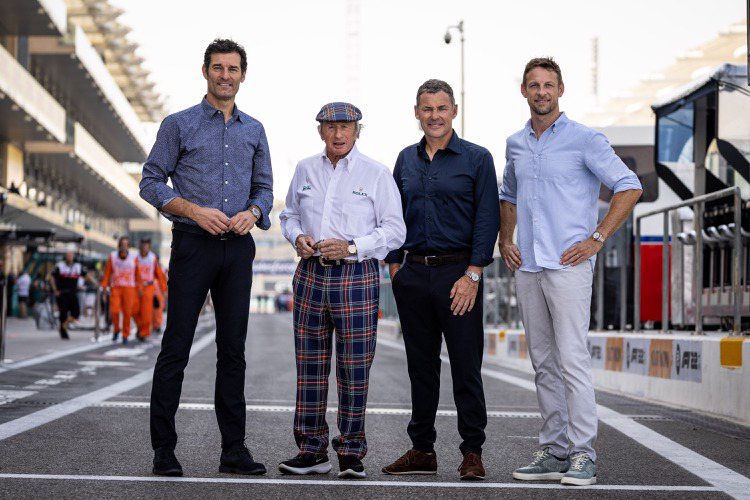 （由左至右）Mark Webber、Jackie Stewart爵士、Tom Kristensen與Jenson Button四位傳奇車手皆是勞力士代言人，並於今年的F1賽道上、光榮合影留念。圖／勞力士提供