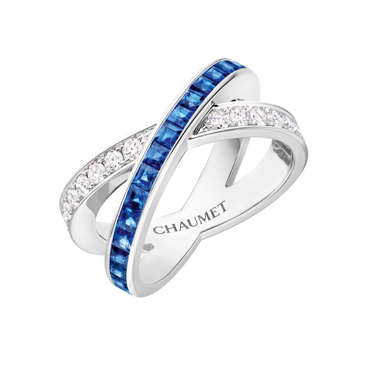 Jeux de Liens戒指，18K白金鑲嵌明亮式切割鑽石和方形切割藍寶石，42萬8,000元。圖／CHAUMET提供