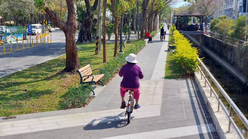 台南市都發局對新營醫院及綠都心公園段的綠圳步道完成改造，成為民眾散步及健走的熱點。圖／南市都發局提供
