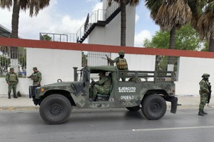 4名美國人3月初前往墨西哥做抽脂手術，在邊境城市馬塔摩羅斯遭犯罪組織綁架與殺害。圖為墨西哥軍隊準備出動搜救遭綁的美國公民。美聯社