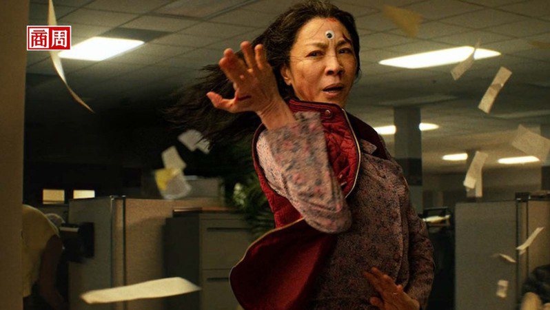 以《媽的多重宇宙》一片，首位入圍奧斯卡最佳女主角獎的亞洲演員楊紫瓊。來源：IMDb