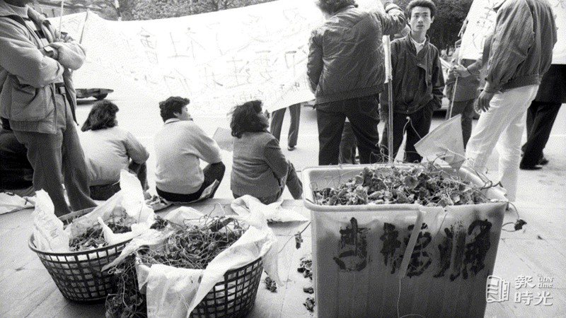 因綠牡蠣事件受害的高雄縣漁民，十三日集結北上至環保署抗議、請願。圖／聯合報系資料照（1988/01/13　林建榮攝影）
