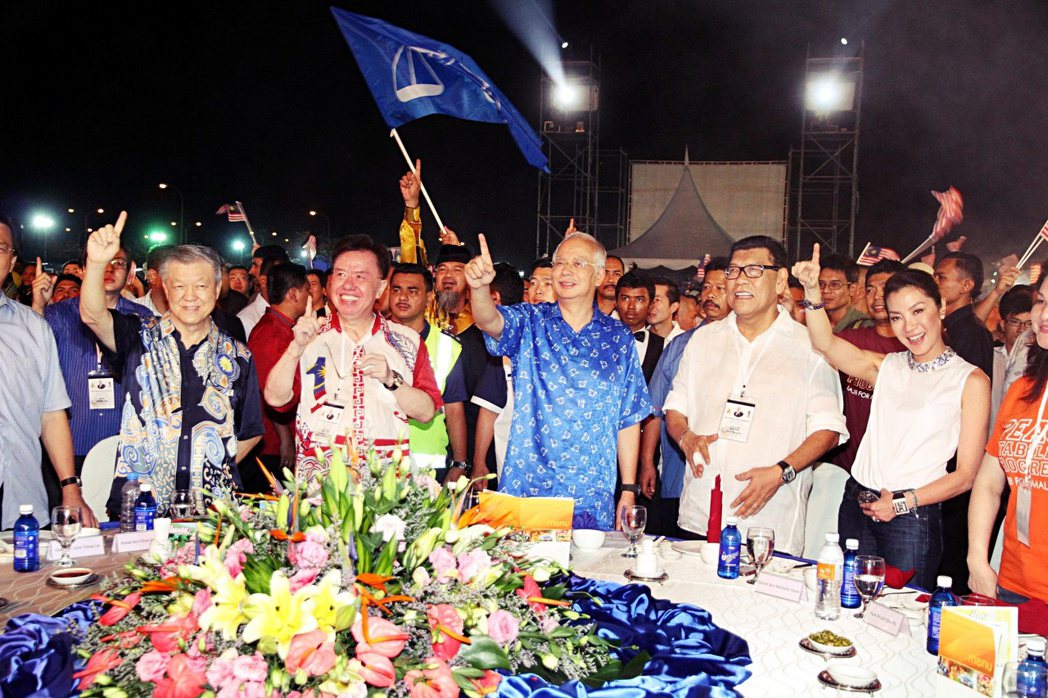 圖為2013年，楊紫瓊與馬來西亞前首相納吉（中間身著藍衣者）的合照。 圖／納吉臉...
