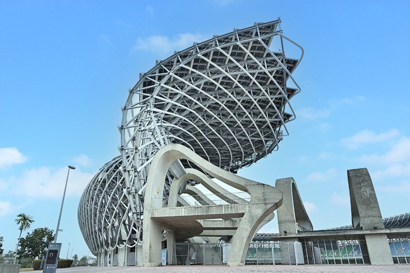高雄国家体育场特殊的连续螺旋型外部结构，以太阳能光电板为屋顶，达到穿透性、通风、采光与节能效果，也具有迷人的律动美感。(摄影/Carter)