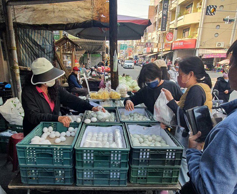民眾昨天下午在大灣黃昏市場看到賣雞蛋，直呼如獲「稀世珍寶」。圖／取自黃蜀婷臉書