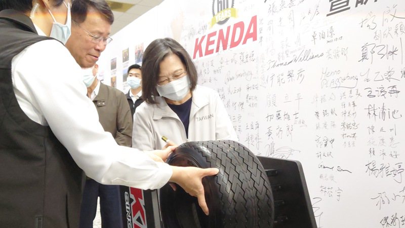 總統蔡英文在高爾夫球車輪胎上面簽名。記者簡慧珍／攝影