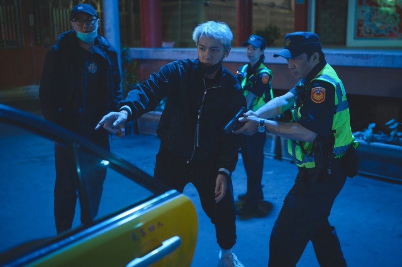 金獎導演黃信堯(右)在「黑的教育」飾演警察，全力配合年輕導演柯震東。圖／禾豐九路提供