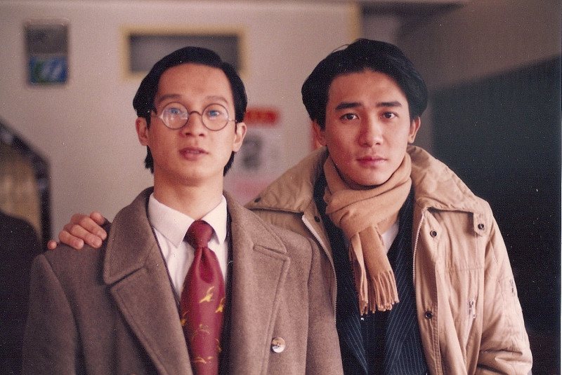 吳義芳（左）在「悲情城市」中飾演梁朝偉摯友寬榮。圖／牽猴子提供