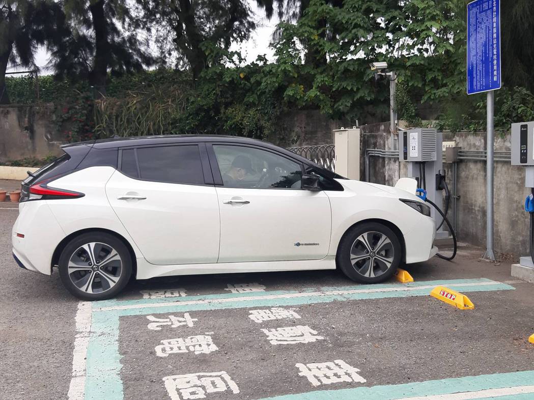 台北市現有5處計程車服務站均設置2柱電動計程車25KW快充設施，提供免費充電服務...