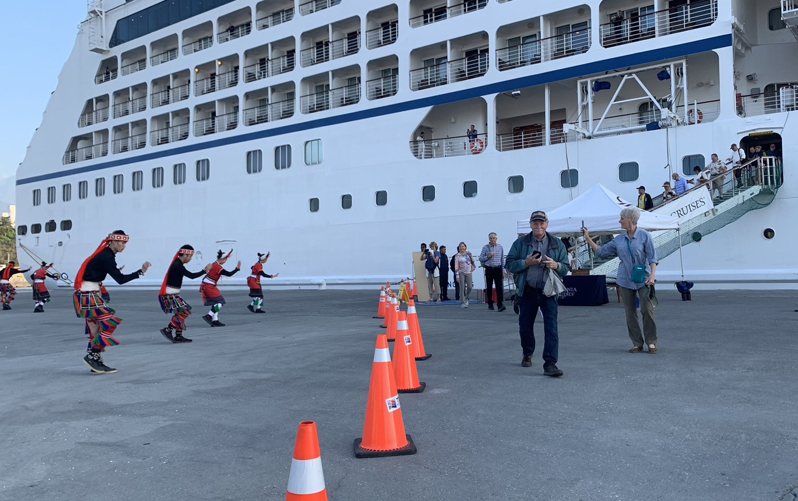因疫情暌違3年，國際郵輪「諾蒂卡號」昨天搭載539位歐美旅客來到花蓮港靠泊，港務公司安排原住民特色舞蹈迎賓。記者王燕華／攝影