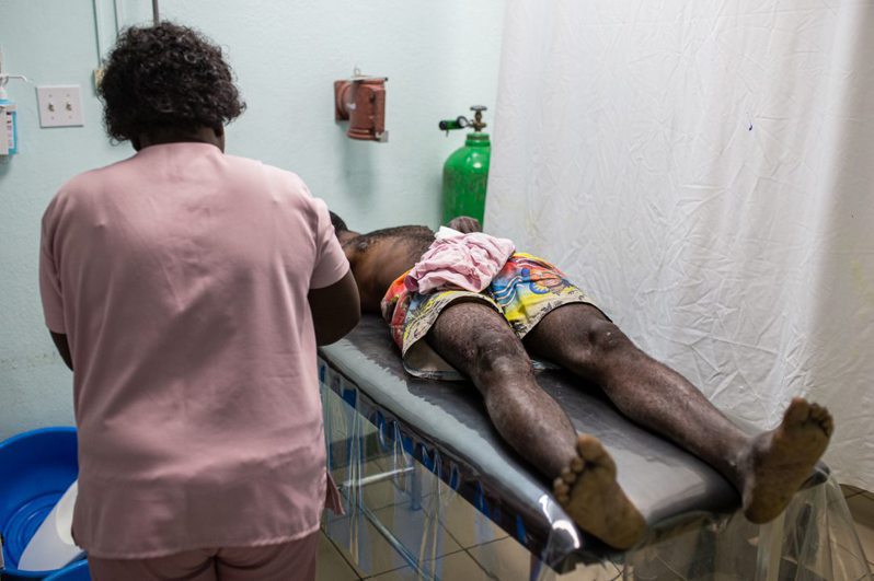 在海地首都太子港，因流彈受傷的事故越來越頻繁，圖是無國界醫生在圖爾高(Turgeau)急救中心，正在救治一名頭部中彈的傷患。圖／無國界醫師