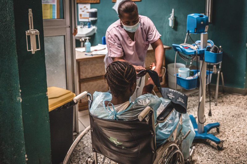 一名未成年人，在海地豐塔瑪拉 (Fontamara)被一顆流彈打傷左肩，送醫救治。圖／無國界醫師