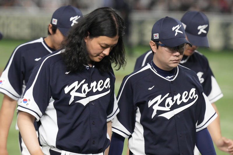 南韓隊在世界棒球經典賽對日本吞下慘敗，垂頭喪氣離開。美聯社