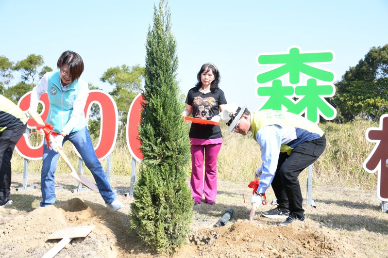 彰化市長林世賢（右）與立委黃秀芳（左）一起在香山步道植樹。記者劉明岩／攝影
