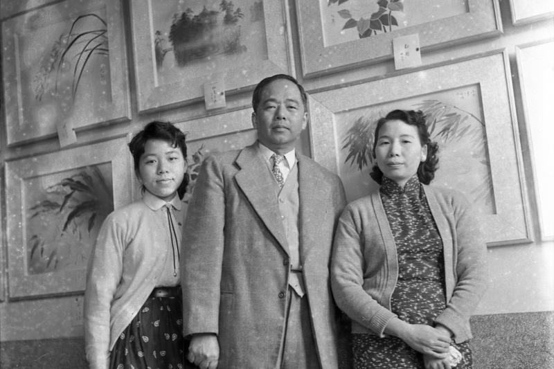 1957年3月12日，畫家郭雪湖（中）、妻子林阿琴（右）與女兒舉辦畫展招待記者，父母女一起展出畫作。圖／聯合報系資料照片