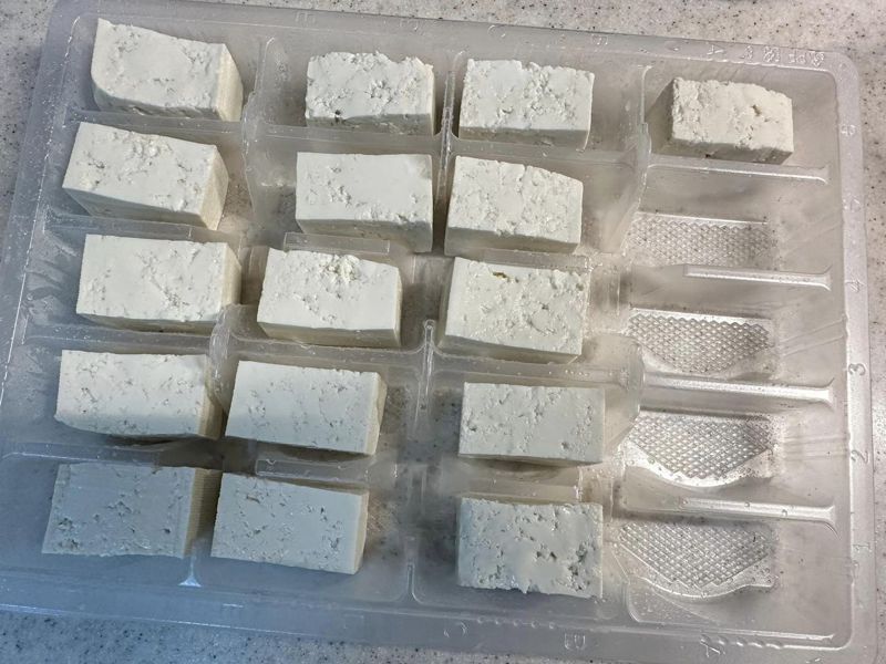 網友分享將板豆腐放入冷凍庫更好吃。圖擷自Costco好市多 商品經驗老實說