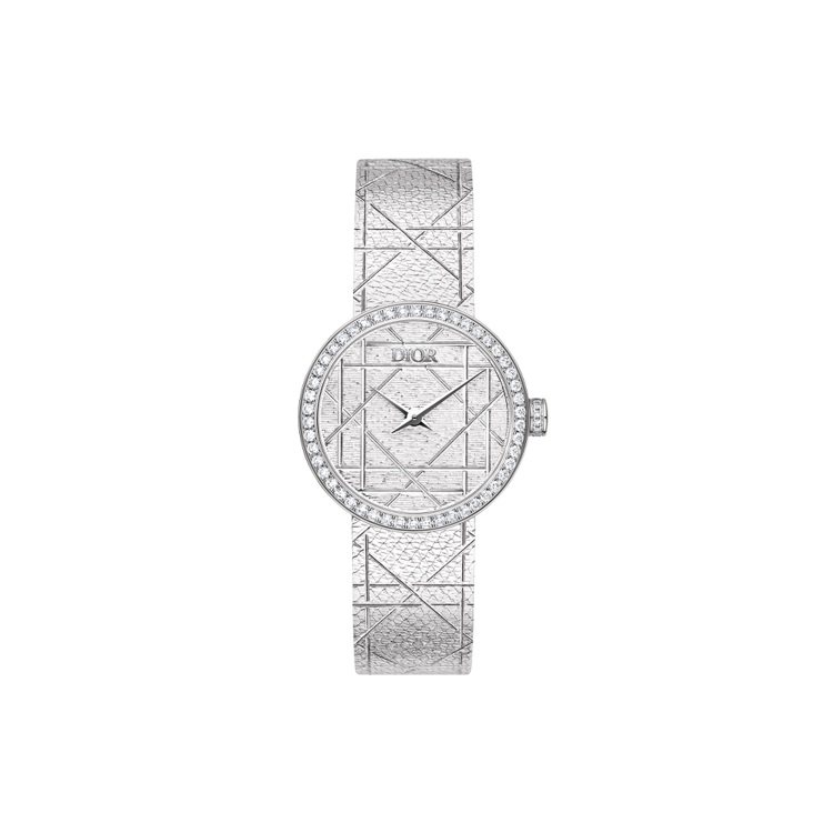 LA MINI D MY DIOR 25毫米石英機芯精鋼腕表，表圈與表冠鑲鑽，表帶雕刻籐格紋圖騰，26萬元。圖／Dior提供