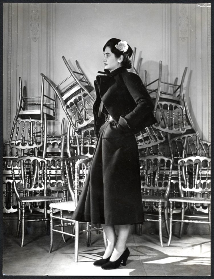1948年高級訂製服形象照中亦出現拿破崙三世風格的籐格紋編織座椅。圖／Dior提...