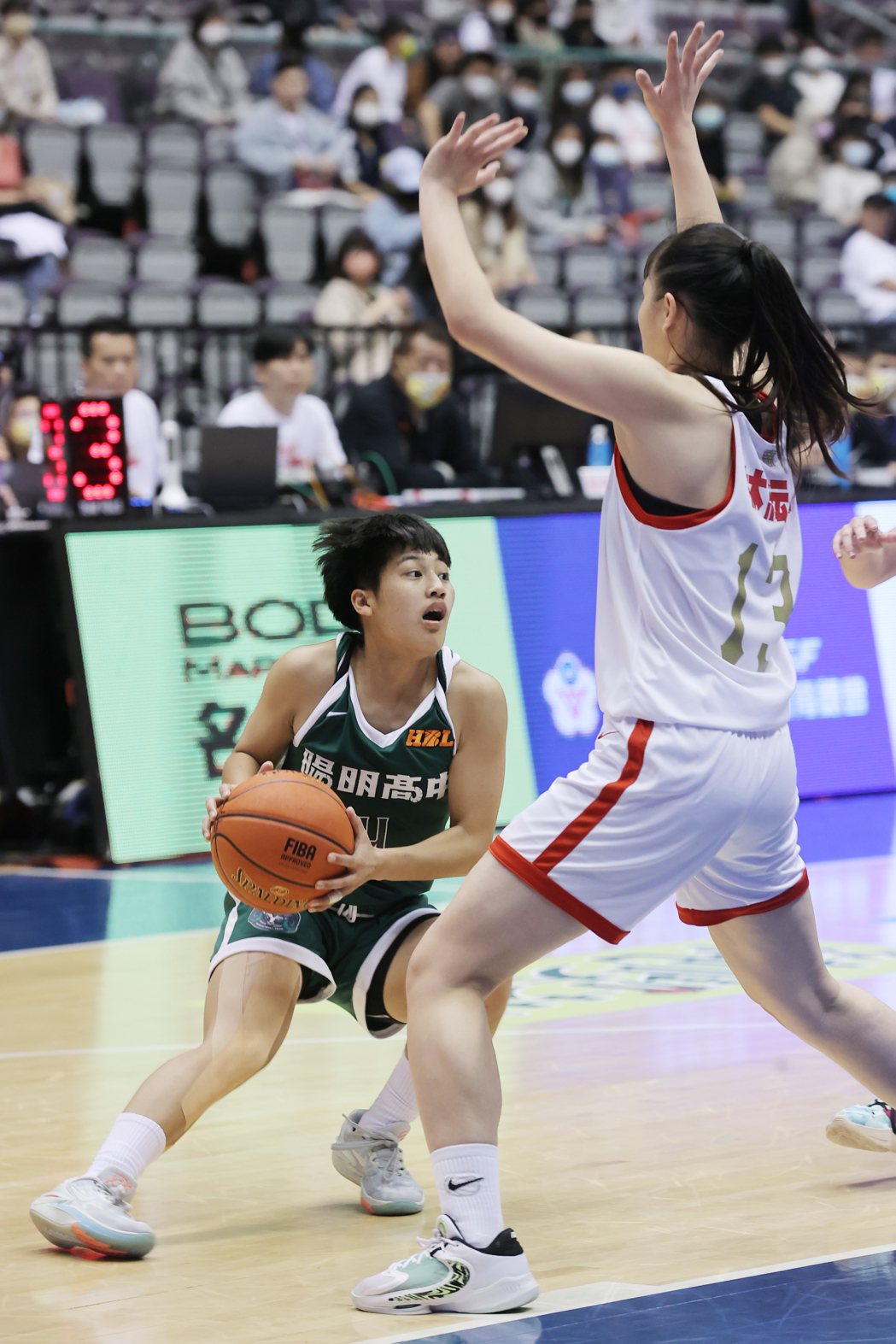 HBL高中籃球聯賽今天在台北小巨蛋登場，上午進行女子組季軍賽由南山高中對上陽明高...