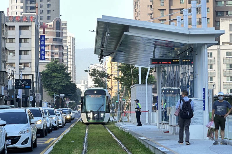 高雄輕軌是城市發展中重要的綠色運具，但在汽機車密度高的台灣都會區，如何與車同行，是相關單位首要挑戰。圖／聯合報系資料照片