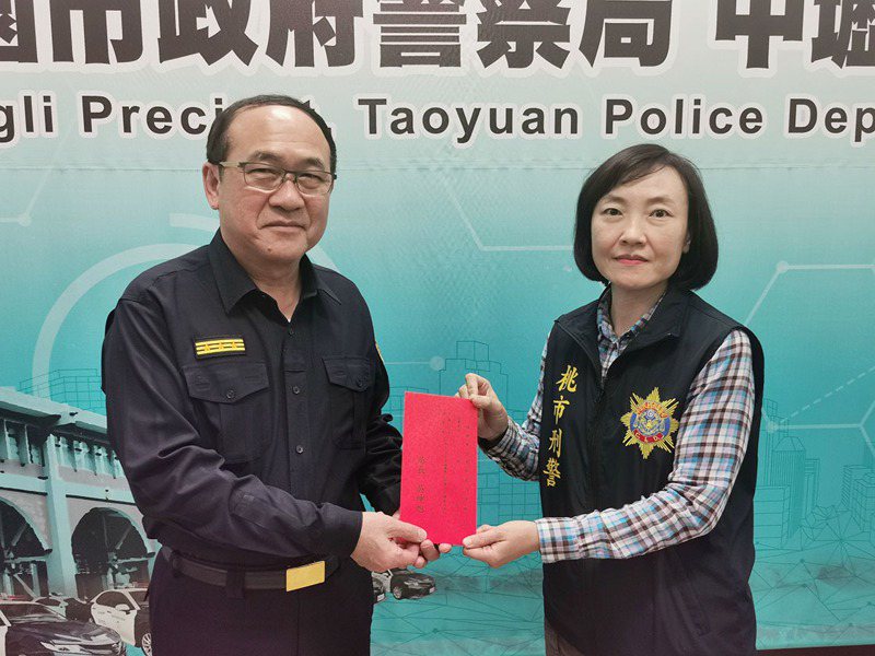 桃園市警局長吳坤旭（左）頒獎表揚警察偵破獲黑幫及彩虹菸、毒咖啡包分裝場。記者曾增勳／攝影