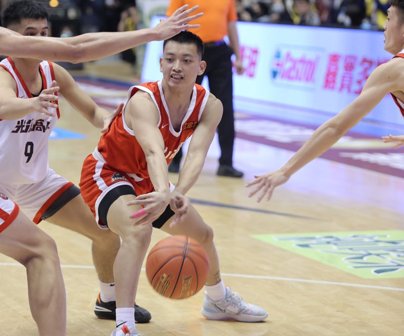 Nanshan Lin Shengjie asked his teammates to pass the ball.Reporter Xu Zhenghong/Photography