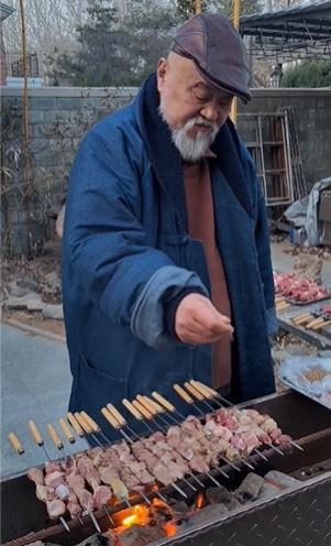 李琦在路邊擺攤賣烤肉串被捕獲。圖／摘自微博