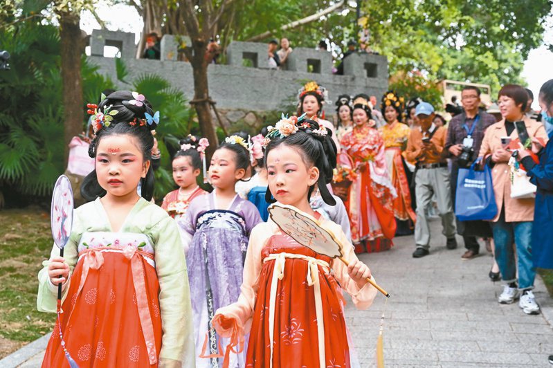 3月11日，身著傳統服飾的「中華花神」在福州煙台山公園巡遊。（新華社）