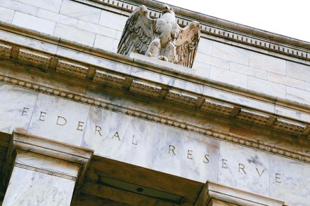 在多國央行協調以緩和與日俱增的金融體系壓力後，央行觀察家與交易員認為，Fed本周會議暫停升息的機率正在上升。（路透）