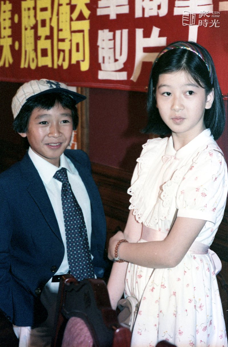 華裔童星關繼威（左）由彎彎（右）陪同出席電影「魔宮傳奇」記者會。圖／聯合報系資料照（ 1984/06/26） 
